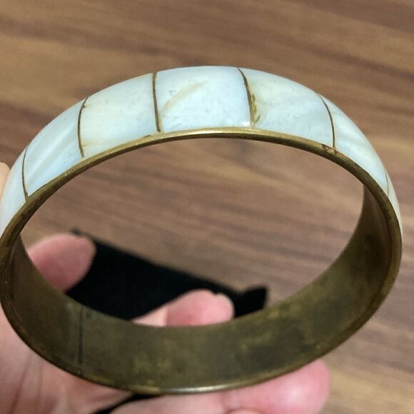 Vintage Mother of Pearl & Brass Bangle Bracelet. 80’s to 90’s. - Picture 3 of 5